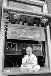 830238 Afbeelding van een kind op een als bar ingerichte vensterbank van een woning aan de De Kockstraat (Zeven ...